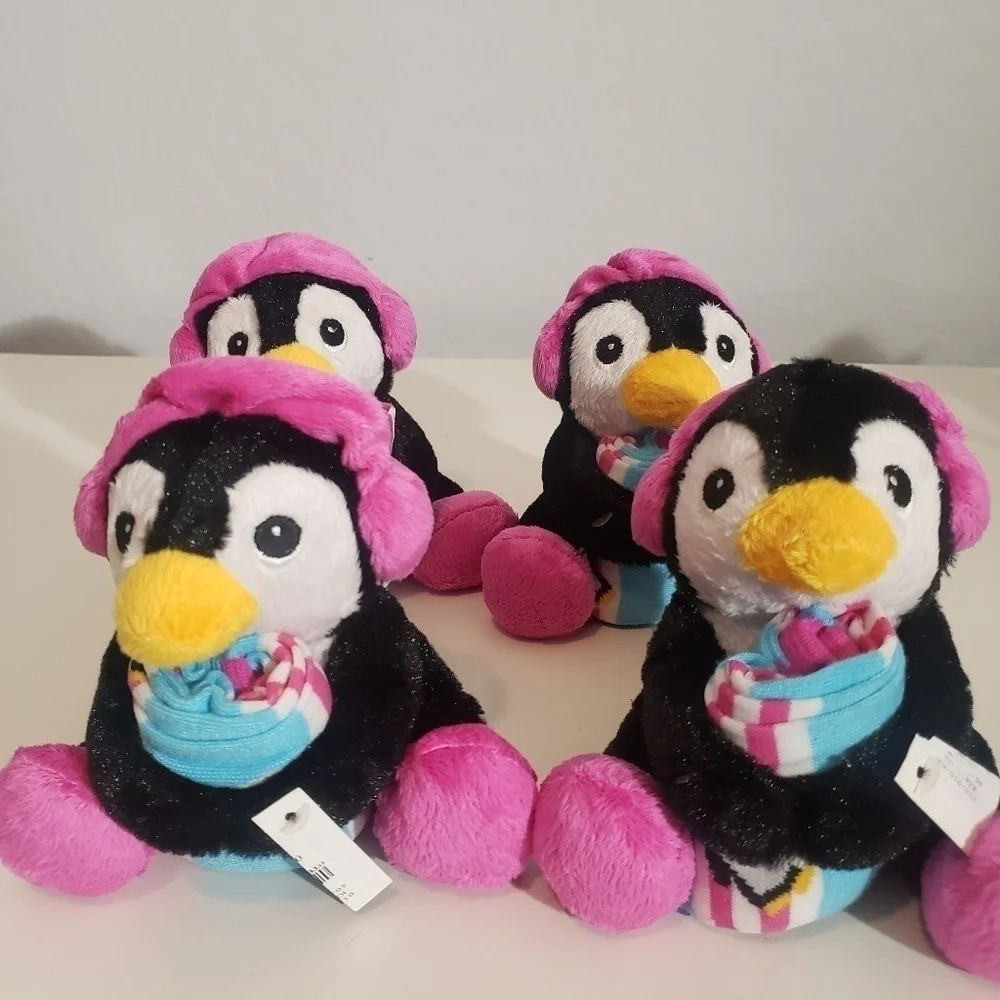 Plush penguin with a pair of long socks (4 in total )